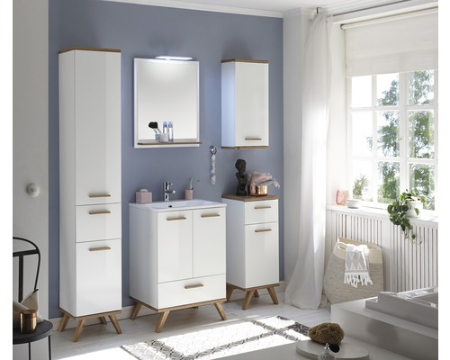 Moderní koupelna s bílým nábytkem, skříňkou pod umyvadlo, zrcadlovou skříňkou a vysokou skříňkou pro další úložný prostor.