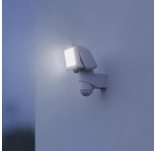 LED venkovní reflektor s pohybovým čidlem namontovaný na zdi