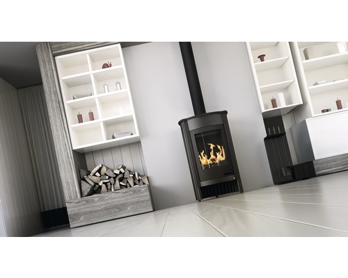 Obývací pokoj s kamny, regálem na dřevo a nástěnnými policemi