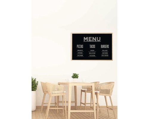 Černá tabule s nabídkou jídel, jako je pizza, tacos a hamburgery