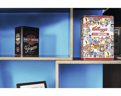 Dekorativní úložné plechovky s motivy Harley-Davidson a Kellogg''s v regálu