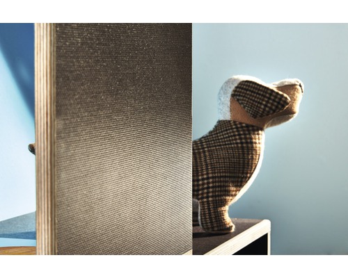 Detailní záběr textilního povrchu a plyšové figurky psa