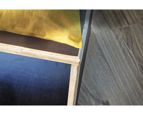 Detailní pohled na polici s polštářem