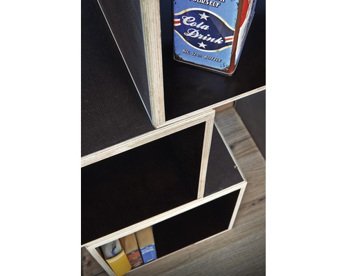 Dřevěná police s přihrádkami pro ukládání předmětů