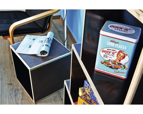 Police z dřevěných kostek s dekoracemi a časopisem