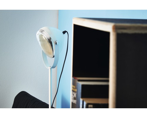 Stojací lampa vedle police