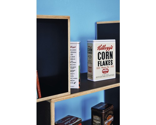 Regál s plechovkami Kellogg''s Cornflakes a dekorativními plechovkami