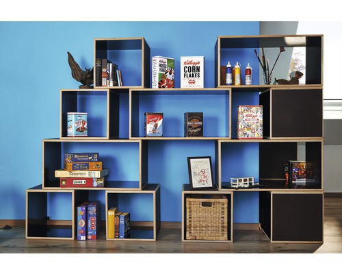 Stupňovitá police s dekorativními předměty, jako jsou hry a dekorace