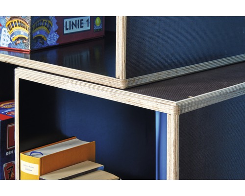 Detailní pohled na regál s dřevěným rámem a tmavými přihrádkami.