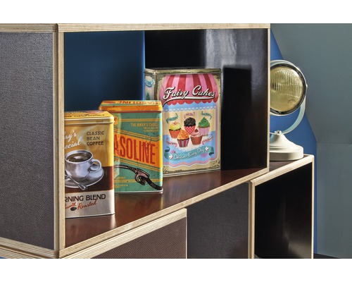 Ozdobné plechovky a lampa na dřevěné polici