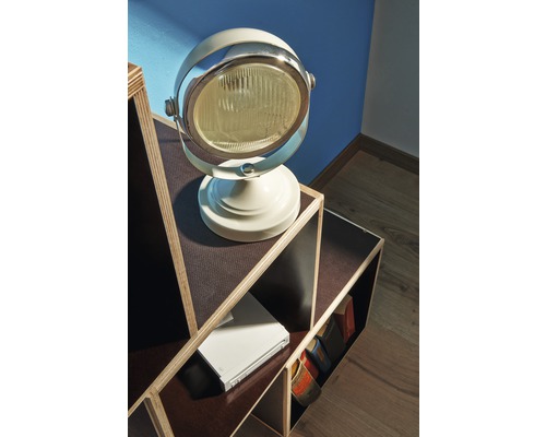 Dekorativní lampa v retro designu na polici