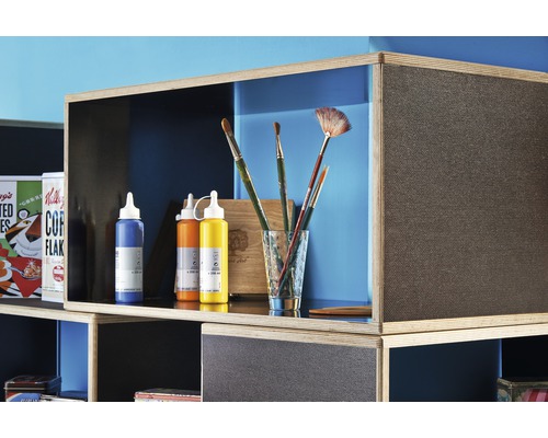 Regál s barvami, štětci a dekoracemi