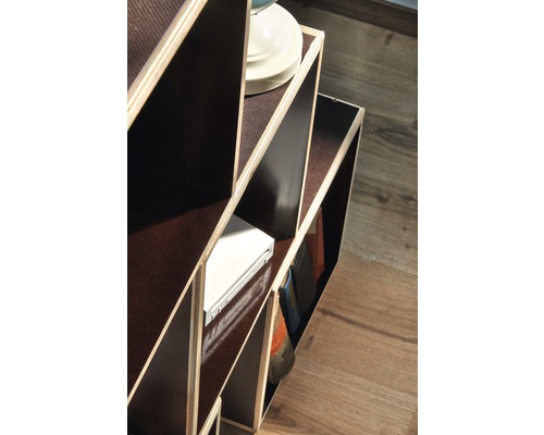 Pohled na dřevěný regál s několika přihrádkami pro uložení knih a dekorativních předmětů