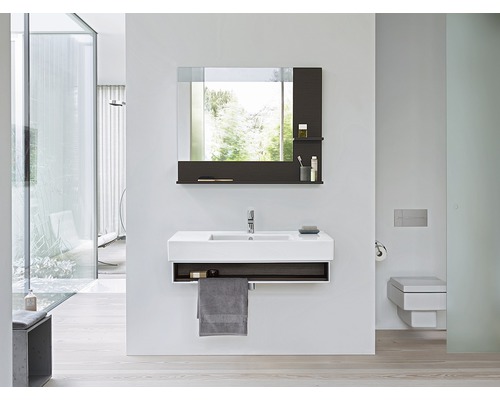 Moderní koupelna s umyvadlem, zrcadlem a toaletou