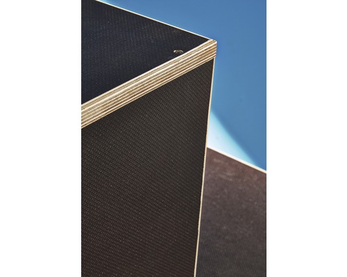 Detail sítotiskové desky s vícevrstvou hranou a otvorem