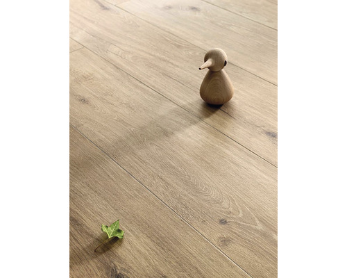 Dřevěná podlaha s dřevěnou figurkou a listem