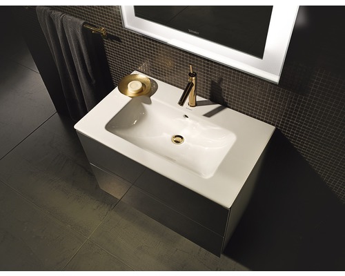 Moderní koupelna s umyvadlem, vodovodní baterií a zrcadlem