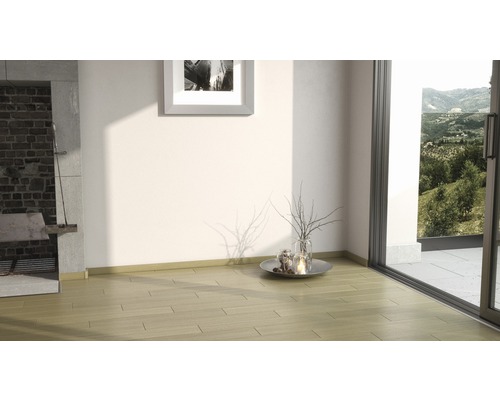 Interiér se světlou dřevěnou podlahou, krbem a výhledem do zeleně