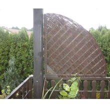 Půlkruhová zástěna z vrby na balkon.