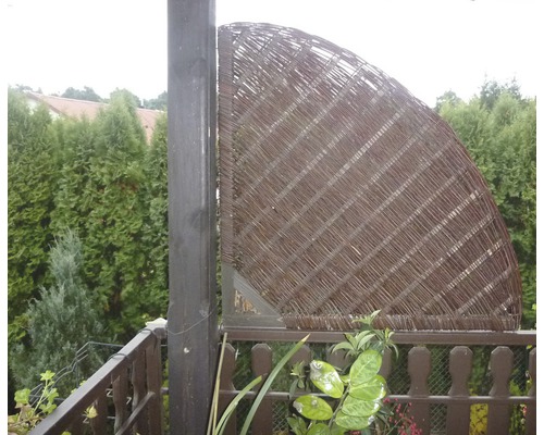 Půlkruhová zástěna z vrby na balkon.