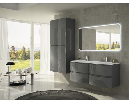 Moderní koupelna s umyvadlem, zrcadlovou skříňkou a vysokou skříní v lesklé šedé barvě