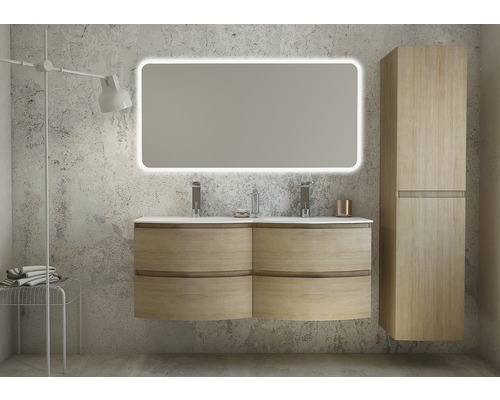 Koupelna s umyvadlovou skříňkou, osvětleným zrcadlem a vysokou skříní