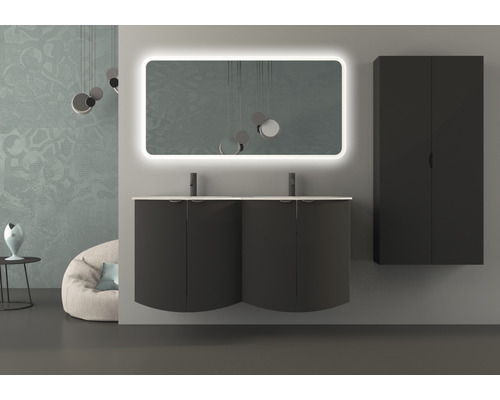 Moderní interiér koupelny s umyvadlem, osvětleným zrcadlem a vysokou skříní.