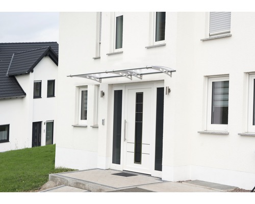 Fasáda domu se vchodovými dveřmi a stříškou