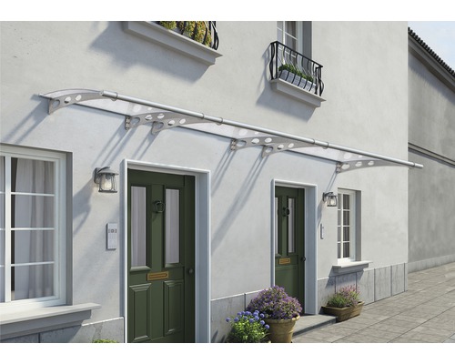 Plastová stříška nad dvěma vchodovými dveřmi