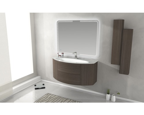 Koupelna s umyvadlem, zrcadlem, závěsnými skříňkami a váhou