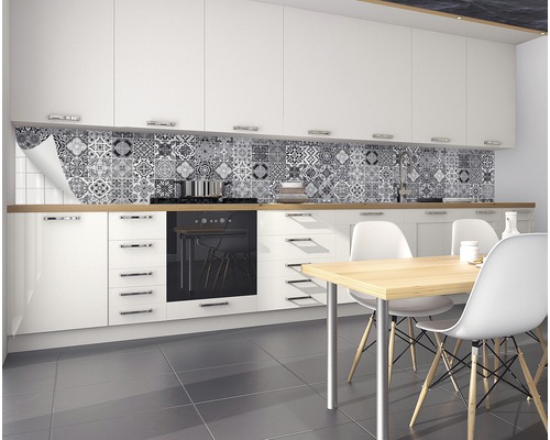 Kuchyně s mozaikovou fólií jako ochranou proti stříkající vodě a jídelním stolem