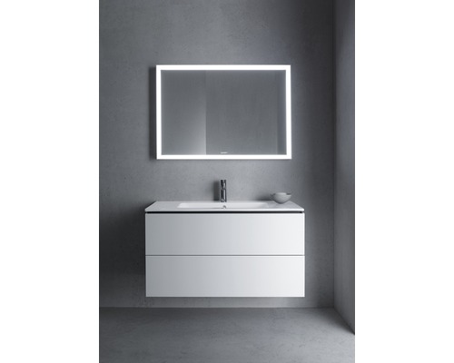 Koupelna s umyvadlovou skříňkou, umyvadlem a osvětleným zrcadlem