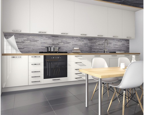 Moderní kuchyně s bílými skříňkami, dřevěnou pracovní deskou a šedou kamennou zdí