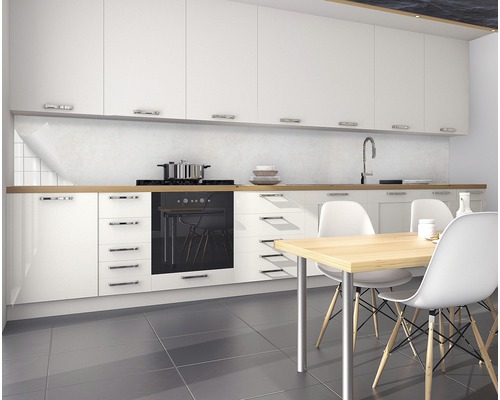 Moderní kuchyně s bílými skříňkami, varnou deskou a jídelním stolem se židlemi.