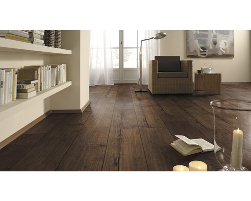 Obývací pokoj s laminátovou podlahou s dřevěným vzhledem, regály, křeslem a dekorací