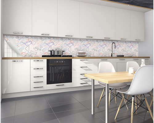 Kuchyňská zástěna s motivem razítek z pasu v moderní kuchyni