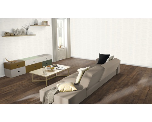 Obývací pokoj s pohovkou, stolem, komodou a policemi