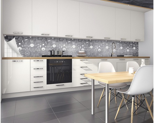 Bílá kuchyně s ochranou proti stříkající vodě s designem tabule a jídelní stůl se židlemi