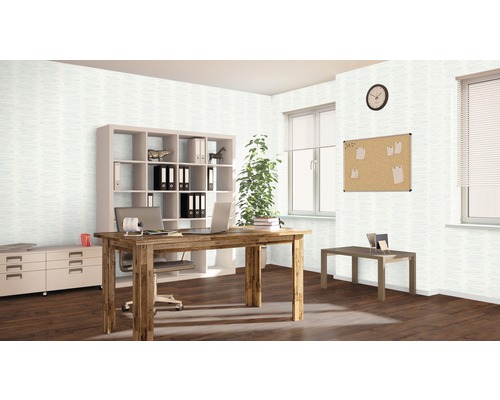 Kancelářský prostor se stolem, regálem a korkovou nástěnkou