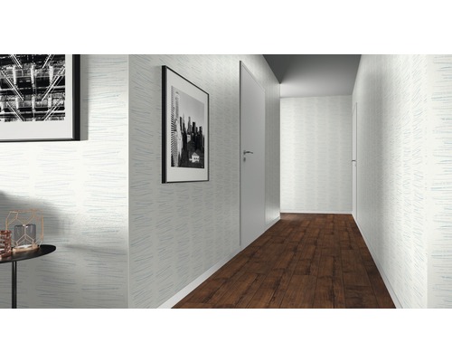 Chodba s vzorovanou tapetou, obrazy a dřevěnou podlahou