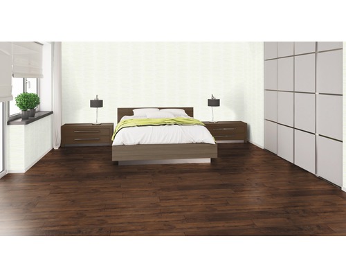 Moderní ložnice s tmavou laminátovou podlahou, postelí, nočními stolky a šatní skříní