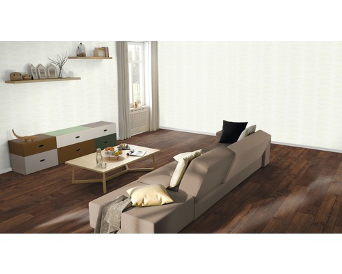 Obývací pokoj s pohovkou, stolem, komodou a nástěnnými policemi ve světlé místnosti.