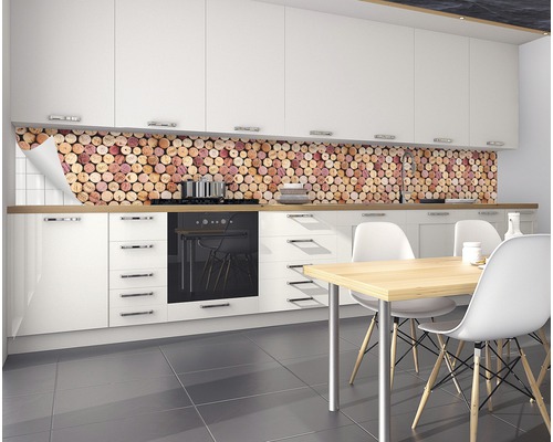 Kuchyňská scéna s fólií na zadní stěnu kuchyně ve vzhledu korku za sporákem a dřezem