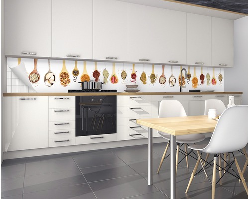 Kuchyňská zástěna s motivem koření v moderní kuchyni