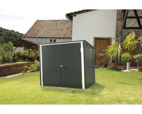 Kovová zahradní skříň s dvoukřídlými dveřmi na zahradě