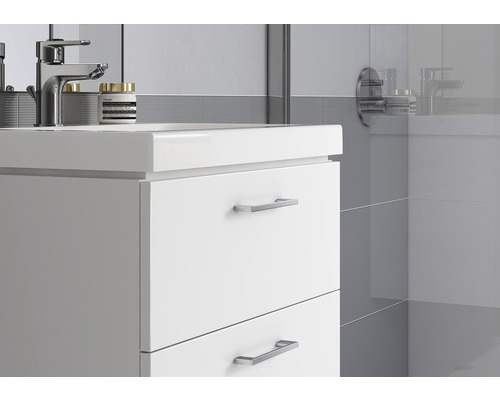 Skříňka pod umyvadlo se dvěma zásuvkami v koupelně