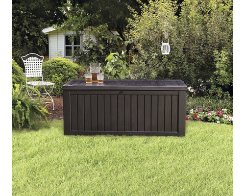 Zahradní scéna s hnědým úložným boxem na trávníku