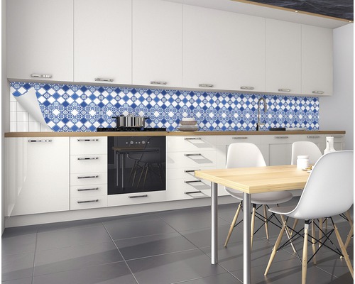 Kuchyně s bílými skříňkami a modrobílým obkladem