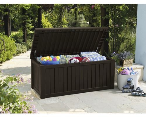 Otevřený plastový úložný box pro venkovní použití s hračkami a polštáři