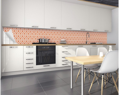 Moderní kuchyně s oranžovými samolepkami na zeď s geometrickým vzorem